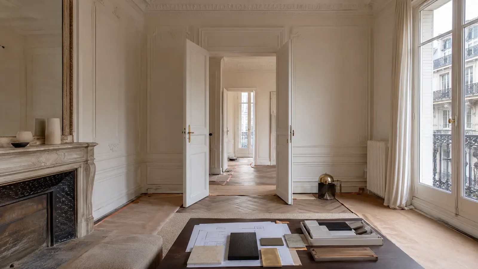 Appartement haussmannien parisien préparé pour une rénovation en copropriété Appartement haussmannien parisien préparé pour une rénovation en copropriété