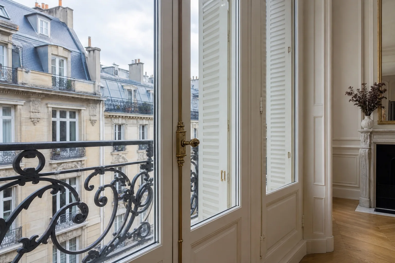Fenêtres restaurées avec double vitrage dans un appartement haussmannien à Paris Fenêtres restaurées avec double vitrage dans un appartement haussmannien à Paris