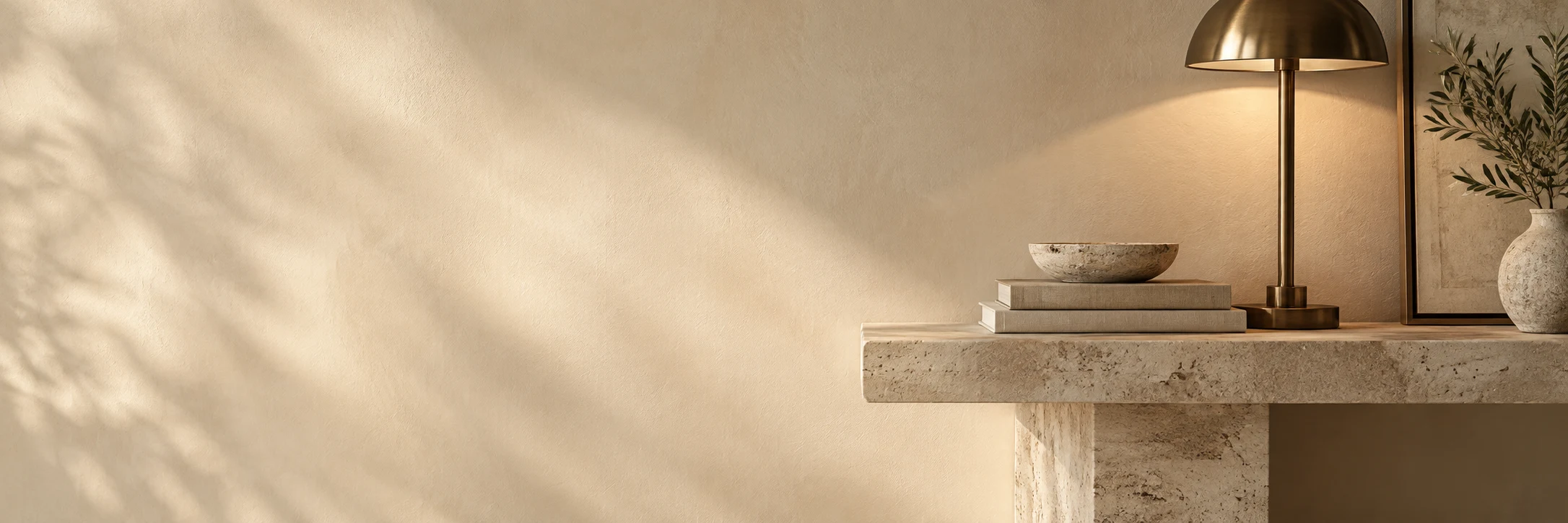 Livres et lampe sur une console en pierre naturelle